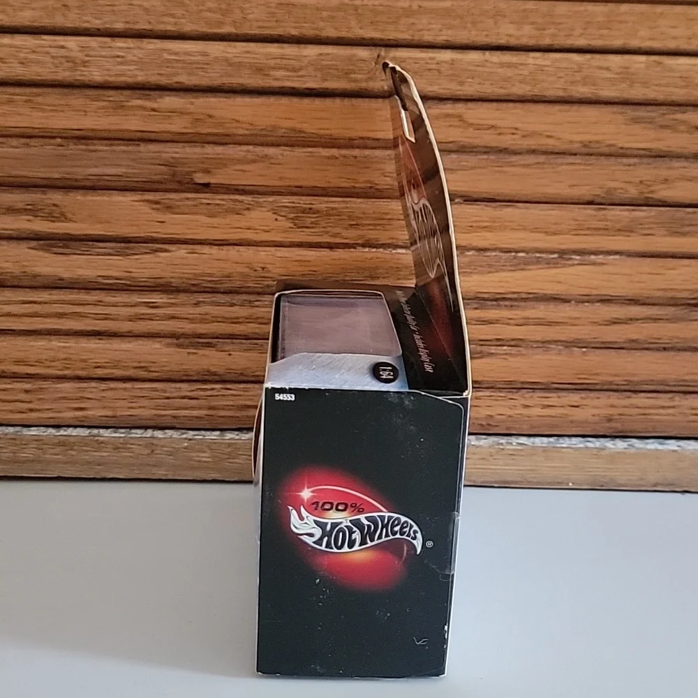 HOT WHEELS 69 BUICK RIVIERA COLLECTIBLE CAR BOXED 2000